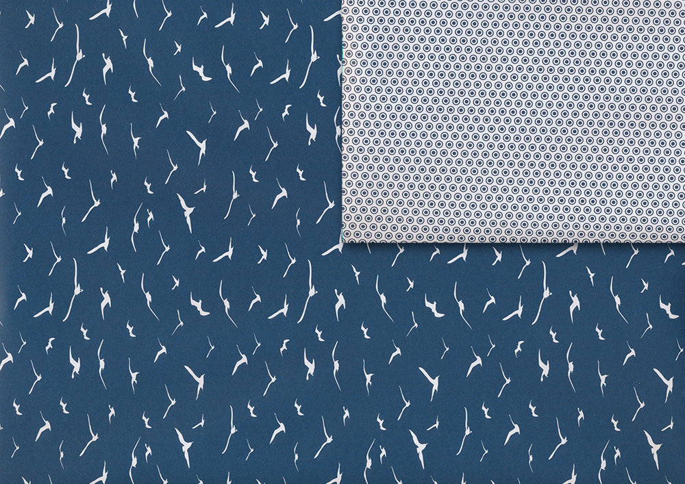 Marineblaues Geschenkpapier mit Vögeln und Kreisen (doppelseitig)