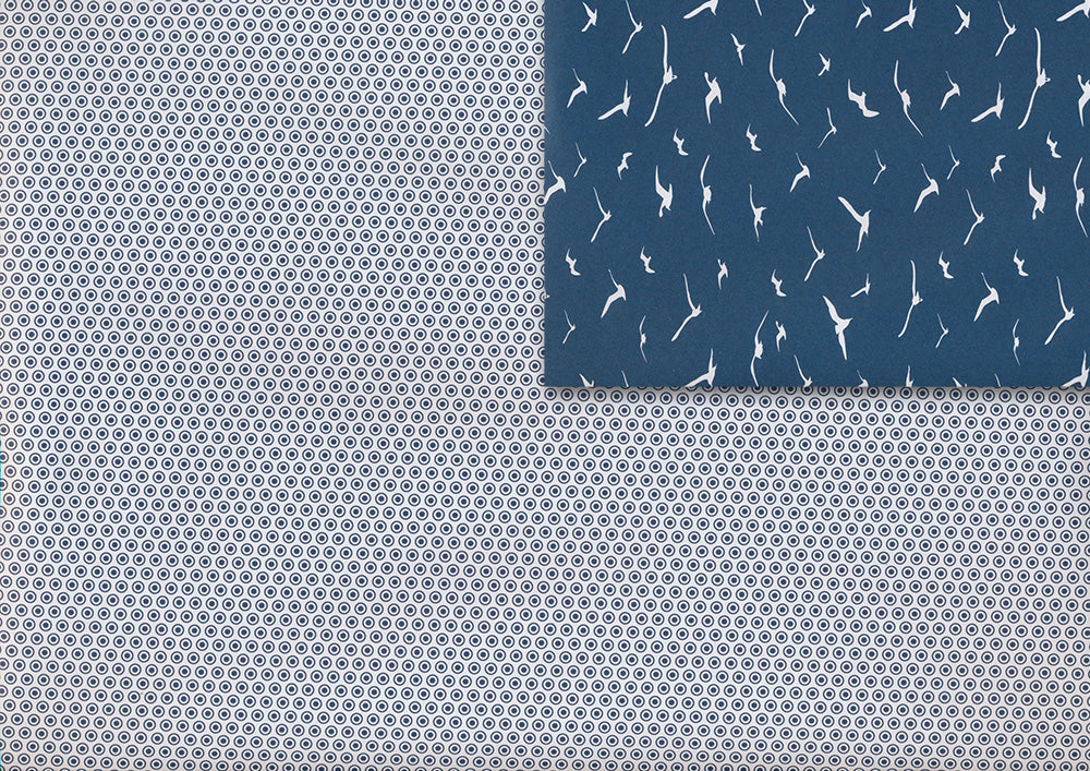 Marineblaues Geschenkpapier mit Vögeln und Kreisen (doppelseitig)